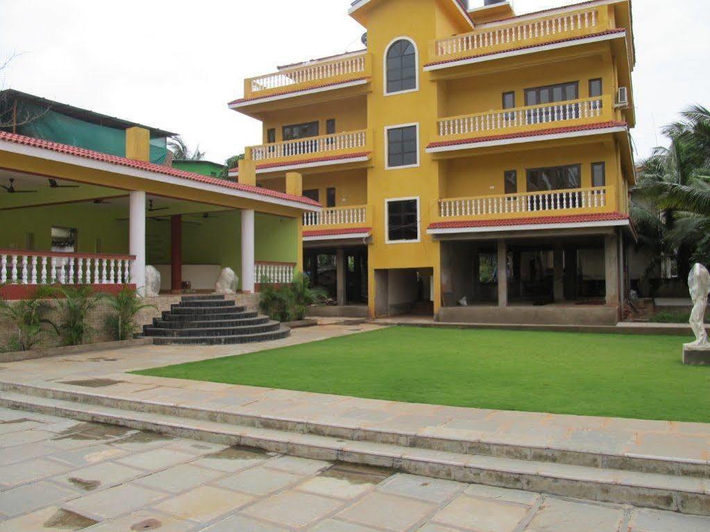 Marina Bay Beach Resort Candolim Exteriör bild